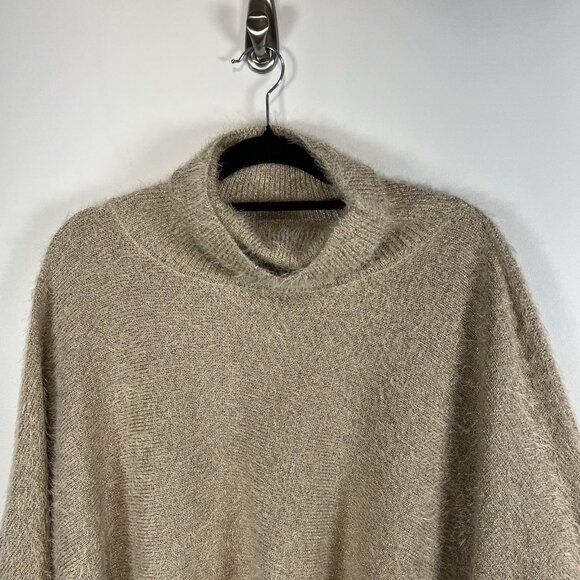 Anthropologie Akemi + Kin Lara Eyelash Golden Metallic Poncho NWT Luxury Sparkly - Picture 3 of 7